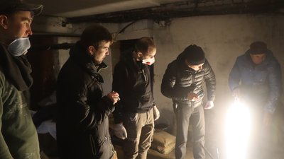 В Охтирці на Сумщині волонтери руху "Будуємо Україну Разом" облаштовують укриття