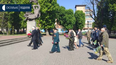 У Хмельницькому містяни вийшли вшанувати пам'ять полеглих у Другій світовій війні У Хмельницькому містяни вийшли вшанувати пам'ять полеглих у Другій світовій війні