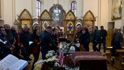 Повернувся із заробітків, щоб воювати. У Чернівцях прощаються із загиблим ветераном АТО Повернувся із заробітків, щоб воювати. У Чернівцях прощаються із загиблим ветераном АТО