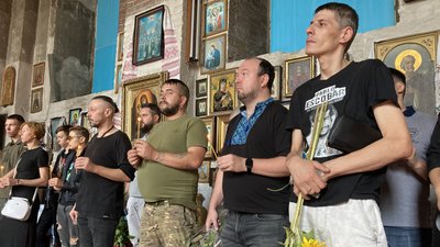 У Харкові прощаються з актором та волонтером Михайлом Кабановим: прийшли друзі та рідні У Харкові прощаються з актором та волонтером Михайлом Кабановим: прийшли друзі та рідні
