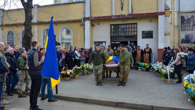 На Івано-Франківщині поховали військовослужбовця Івана Дзумедзея На Івано-Франківщині поховали військовослужбовця Івана Дзумедзея