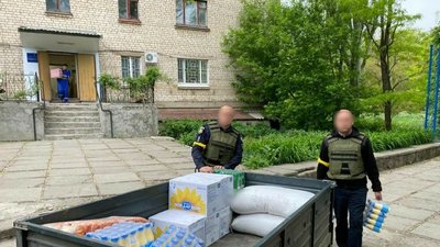 Бериславські поліцейські доставили гуманітарну допомогу жителям частково звільнених сіл Херсонщини