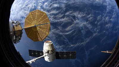 Роберт Бенкен перевірить ручний режим стикування зі станцією під час випробувального польоту Роберт Бенкен перевірить ручний режим стикування зі станцією під час випробувального польоту