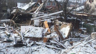 На мене падала стеля, а в сина поцілило скло із вікна – житомирянка про обстріли