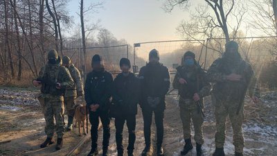 Львівські прикордонники затримали трьох іноземців біля кордону із Польщею