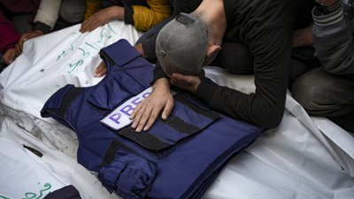 Родич оплакує тіло одного з п'яти палестинських журналістів