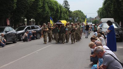 військові несуть труну