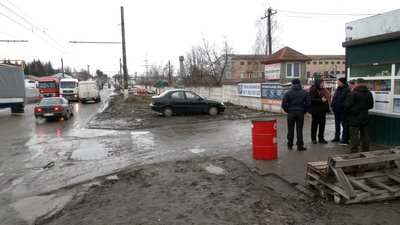 У селі біля Рівного вантажівки псують асфальт. Про що домовилась громада та завод