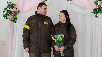 Зробив пропозицію під звуки сирени. У Кропивницькому одружились нацгвардійєць і нацгвардійка