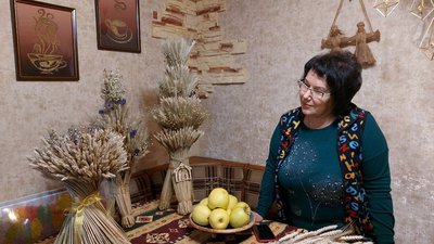 "Військові їх носять у кишеньках": черкаська майстриня в’яже дідухи і робить мотанки