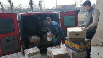 У громаді на Житомирщині місцеві жителі щоденно відправляють ЗСУ домашні страви та консерви У громаді на Житомирщині місцеві жителі щоденно відправляють ЗСУ домашні страви та консерви