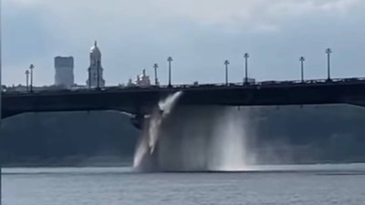 Комунальники локалізували "водопад" на мосту Патона у Києві