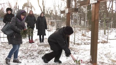 День пам’яті героїв Крут: жителі села на Черкащині доглядають за могилами невідомих крутян День пам’яті героїв Крут: жителі села на Черкащині доглядають за могилами невідомих крутян