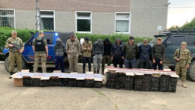На Буковині затримали п'ятьох неповнолітніх, які ймовірно намагались перевезти сигарети до Румунії