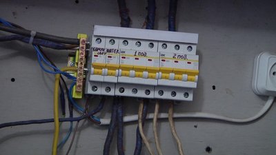 Неможливо користуватись технікою: в одному з будинків Херсона електромережа не витримує навантаження Неможливо користуватись технікою: в одному з будинків Херсона електромережа не витримує навантаження