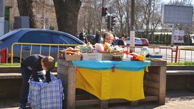 Продають іграшки: одеські школярі зібрали майже сім тисяч гривень для ЗСУ та переселенців. ВІДЕО Продають іграшки: одеські школярі зібрали майже сім тисяч гривень для ЗСУ та переселенців. ВІДЕО