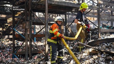 Рятувальники другу добу ліквідовують наслідки атаки РФ на Київщині