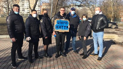 "Намалюй життя". В Одесі волонтери замальовують рекламу наркотиків на стінах будинків та парканах