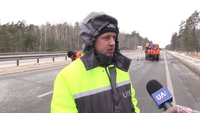 На Житомирщині на автотрасі Київ – Чоп розпочали ремонтні роботи з ліквідації вибоїн На Житомирщині на автотрасі Київ – Чоп розпочали ремонтні роботи з ліквідації вибоїн