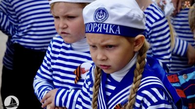 Мілітаризація дітей у Криму. На 9 травня у Керчі провели Парад Перемоги у дитсадку