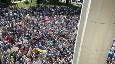 Акція військових пенсіонерів під Радою: протестувальники прорвали огорожу перед будівлею