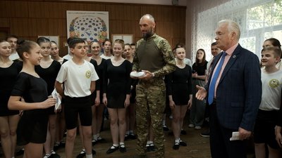 Вихованці вінницького центру "Барвінок" передали захисникам понад 300 тисяч гривень Вихованці вінницького центру "Барвінок" передали захисникам понад 300 тисяч гривень
