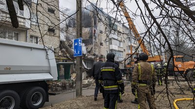 У Сумах є загиблі внаслідок нічної атаки РФ, десятьох людей вдалося врятувати з-під завалів У Сумах є загиблі внаслідок нічної атаки РФ, десятьох людей вдалося врятувати з-під завалів