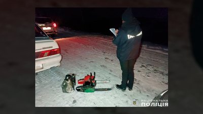 Поліцейський документує вилучені пили на Чернігівщині Поліцейський документує вилучені пили на Чернігівщині