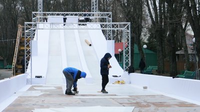 У вінницькому парку готують до запуску льодову ковзанку та гірку У вінницькому парку готують до запуску льодову ковзанку та гірку