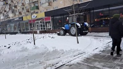Як долають снігопад у Черкасах 9 лютого Як долають снігопад у Черкасах 9 лютого