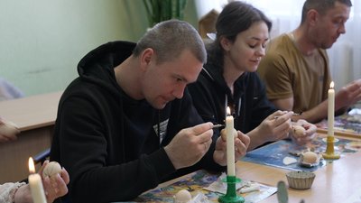 У Вінниці для оборонців провели майстер-клас з писанкарства