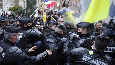 Спалені барикади та автівки. Тисячі парижан вийшли на протести проти нових повноважень поліції Спалені барикади та автівки. Тисячі парижан вийшли на протести проти нових повноважень поліції