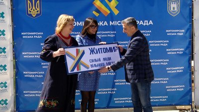 300 житомирян вишивали картину з логотипом міста, яку подарували міській раді