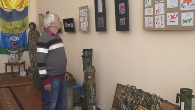 Заслужений художник України Іван Юрков показує дитячі малюнки загиблого на війні онука Заслужений художник України Іван Юрков показує дитячі малюнки загиблого на війні онука