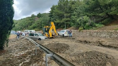 На трасі Ялта—Севастополь паводок заблокував рух транспорту