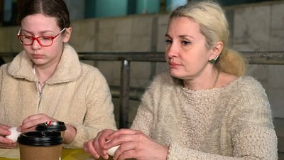 У Тернополі переселенців вчать писати писанки У Тернополі переселенців вчать писати писанки