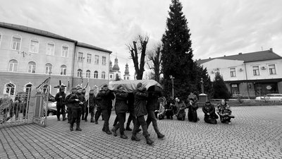 У Мукачеві попрощалися з полеглим захисником Олександром Кравцем