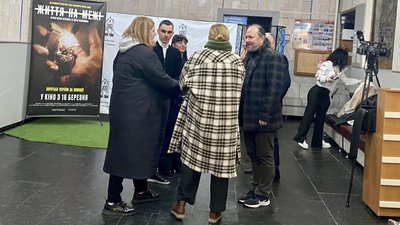 "Життя на межі" – у Житомирі презентували фільм про російсько-українську війну "Життя на межі" – у Житомирі презентували фільм про російсько-українську війну