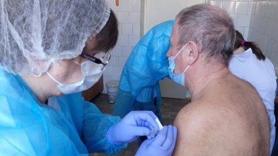 У Херсоні провакцинували ще 20 медичних працівників, жінкам - дарували кактуси