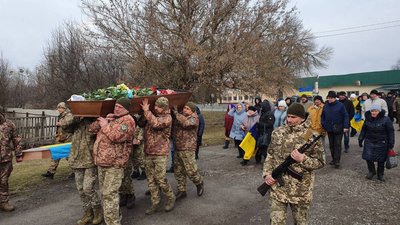 На Чернігівщині попрощалися із шістьма військовослужбовцями ЗСУ, які захищали Україну На Чернігівщині попрощалися із шістьма військовослужбовцями ЗСУ, які захищали Україну