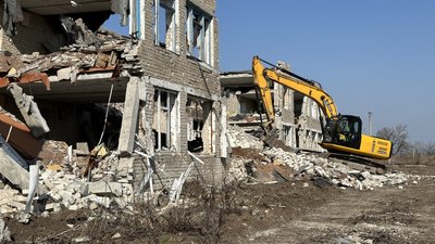 Ветерани російсько-української війни долучилися до демонтажу школи на Миколаївщині Ветерани російсько-української війни долучилися до демонтажу школи на Миколаївщині