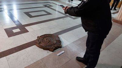 Поліція перевірить законність встановлення барельєфу з Леніним у Харківській міськраді