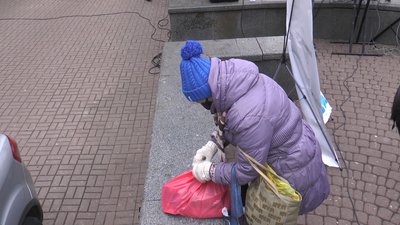 У середмісті Івано-Франківська вручили продуктові набори самотнім людям У середмісті Івано-Франківська вручили продуктові набори самотнім людям