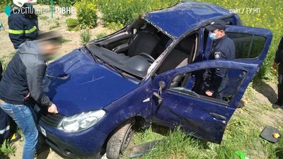 ДТП на Рівненщині: перекинулось авто з трьома людьми ДТП на Рівненщині: перекинулось авто з трьома людьми