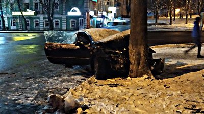 Водій-іноземець без прав та нетверезий: у центрі Сум автомобіль врізався в дерево Водій-іноземець без прав та нетверезий: у центрі Сум автомобіль врізався в дерево
