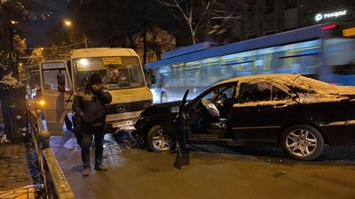 Врізався у маршрутку: у Рівному не тверезий водій спричинив потрійну ДТП, - поліція Врізався у маршрутку: у Рівному не тверезий водій спричинив потрійну ДТП, - поліція