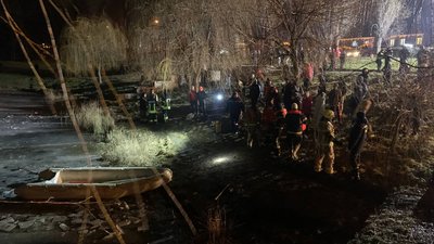 У Рівному на водоймі під кригу провалились діти. Що відомо У Рівному на водоймі під кригу провалились діти. Що відомо
