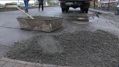У Сумах залатали дірку в асфальті на Харківському мосту та пообіцяли капітальний ремонт У Сумах залатали дірку в асфальті на Харківському мосту та пообіцяли капітальний ремонт