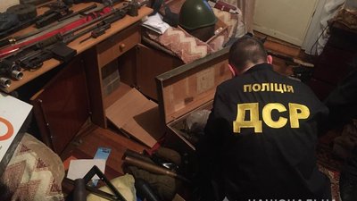 Продавали на всю Україну: у Рівному в гаражах робили бойову зброю