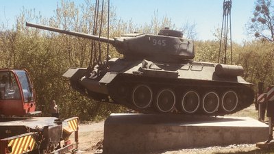 У Житомирі на переміщення танку із майдану Перемоги знадобилося кілька годин У Житомирі на переміщення танку із майдану Перемоги знадобилося кілька годин